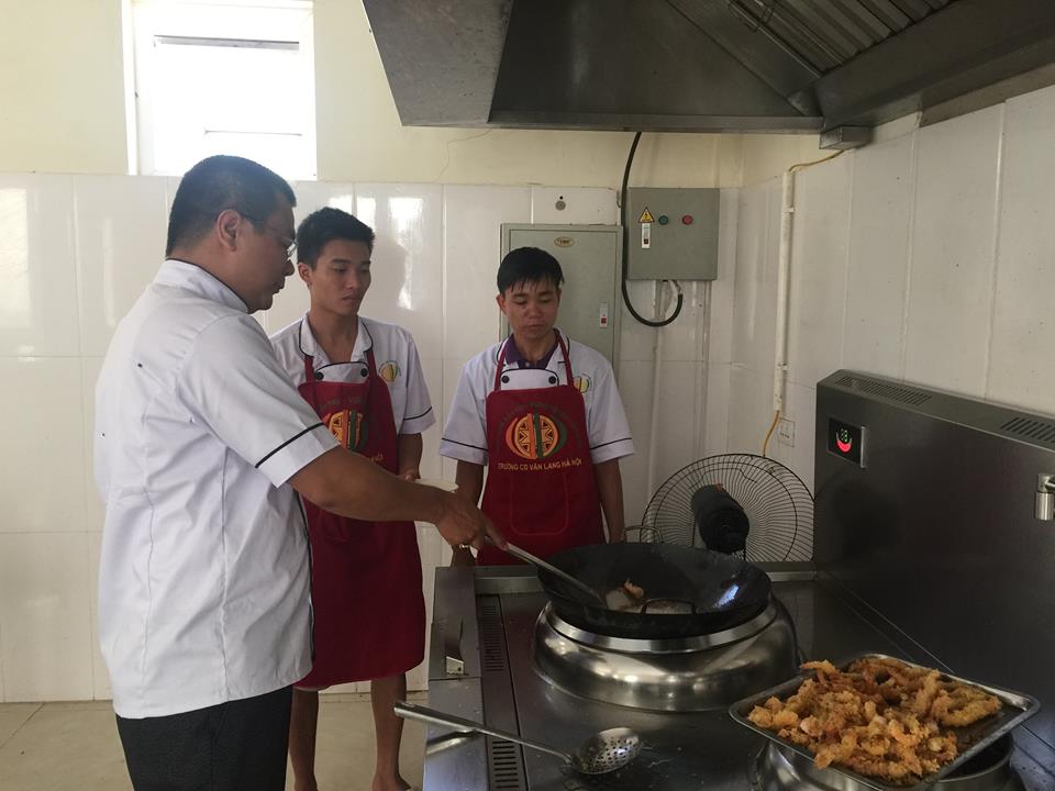 Giảng viên hướng dẫn sinh viên học nấu ăn K01 Ninh Bình
